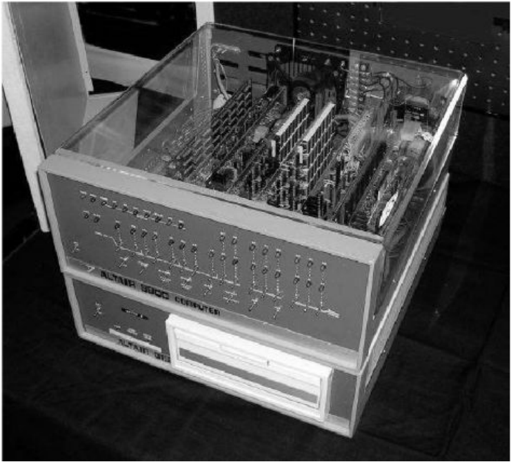 图7.1 用Altair配件拼出的微处理机（Micro-Processor），虽然能够计算，但缺乏软件，难以操作