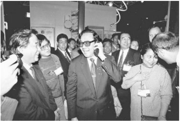 图21.1 1994年时任中国邮电部长吴基传用诺基亚2110打通了中国历史上第一个GSM电话